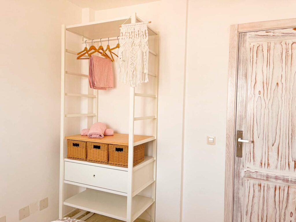 Double room with three quarter size bed