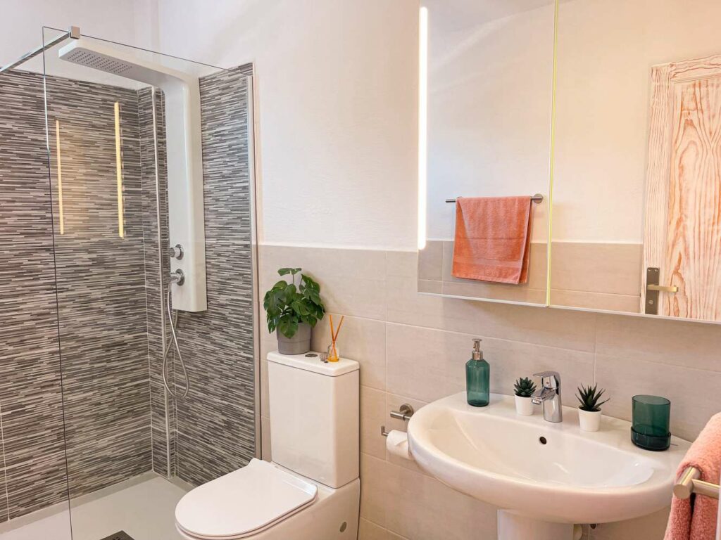 bathroom in villa to rent lanzarote