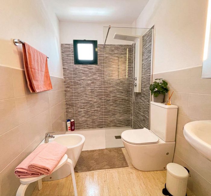 bathroom in villa to rent lanzarote