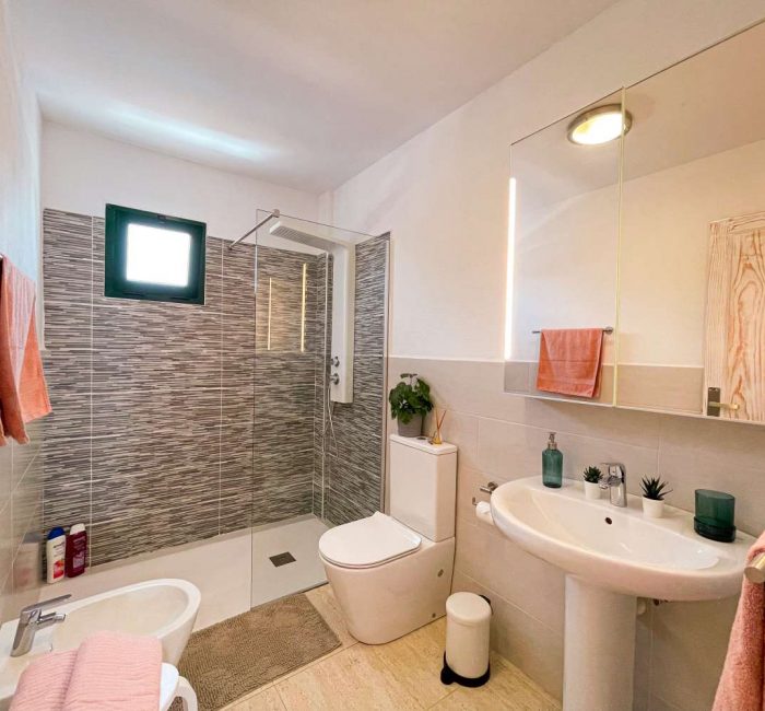 bathroom in villa to rent lanzarote
