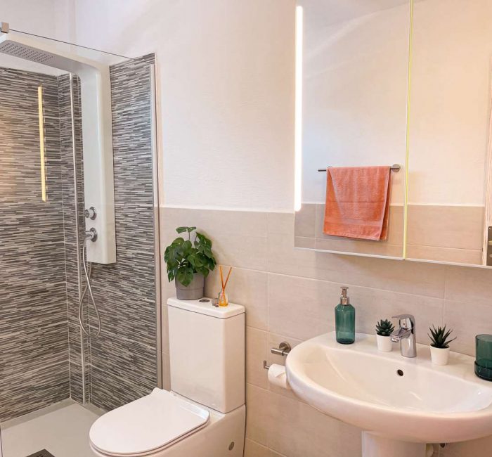 bathroom in villa to rent lanzarote