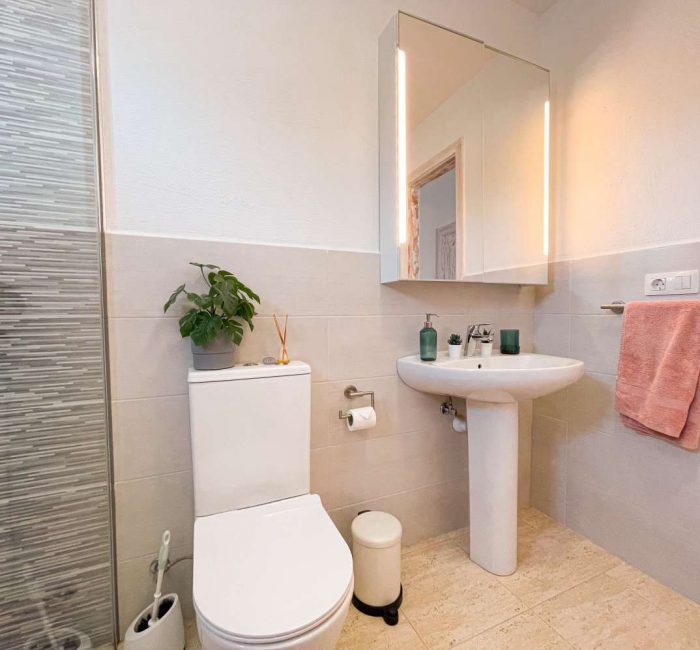 bathroom in villa to rent lanzarote