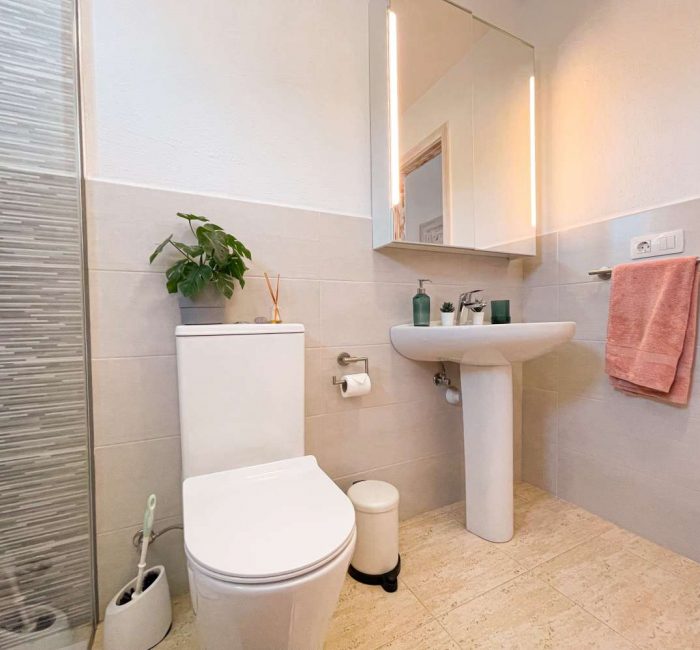 bathroom in villa to rent lanzarote