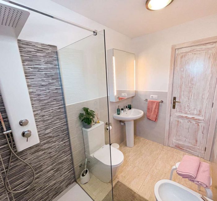 bathroom in villa to rent lanzarote