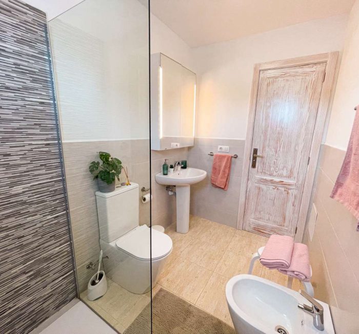 bathroom in villa to rent lanzarote