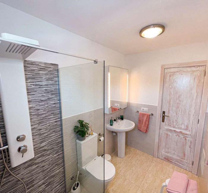 bathroom in villa to rent lanzarote